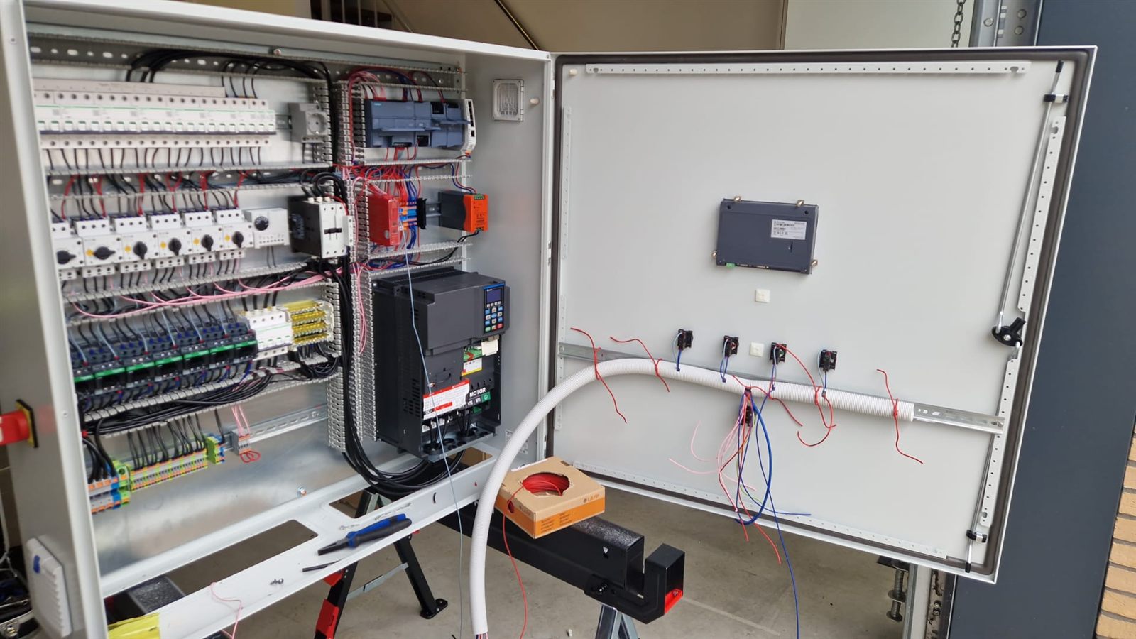 Machinebesturing voor een vrijkoelerinstallatie in aanbouw, met Siemens S7-1200 PLC, frequentieregelaar en motorbeveiligingen
