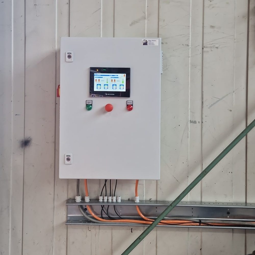 Compacte besturingskast met HMI-touchscreen voor de drukgestuurde aansturing van twee koelwaterpompen